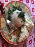 Relleno de carne envuelto en repollo con salsa blanca light y arroz