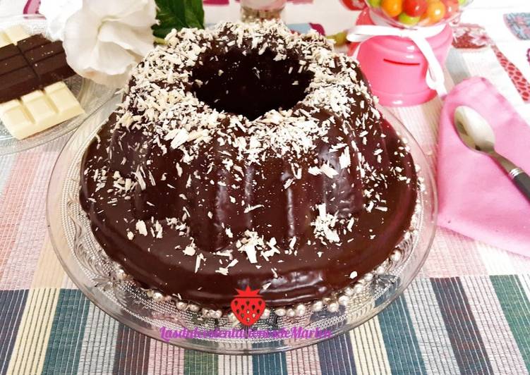 Bizcocho de chocolate calado con almíbar de naranja