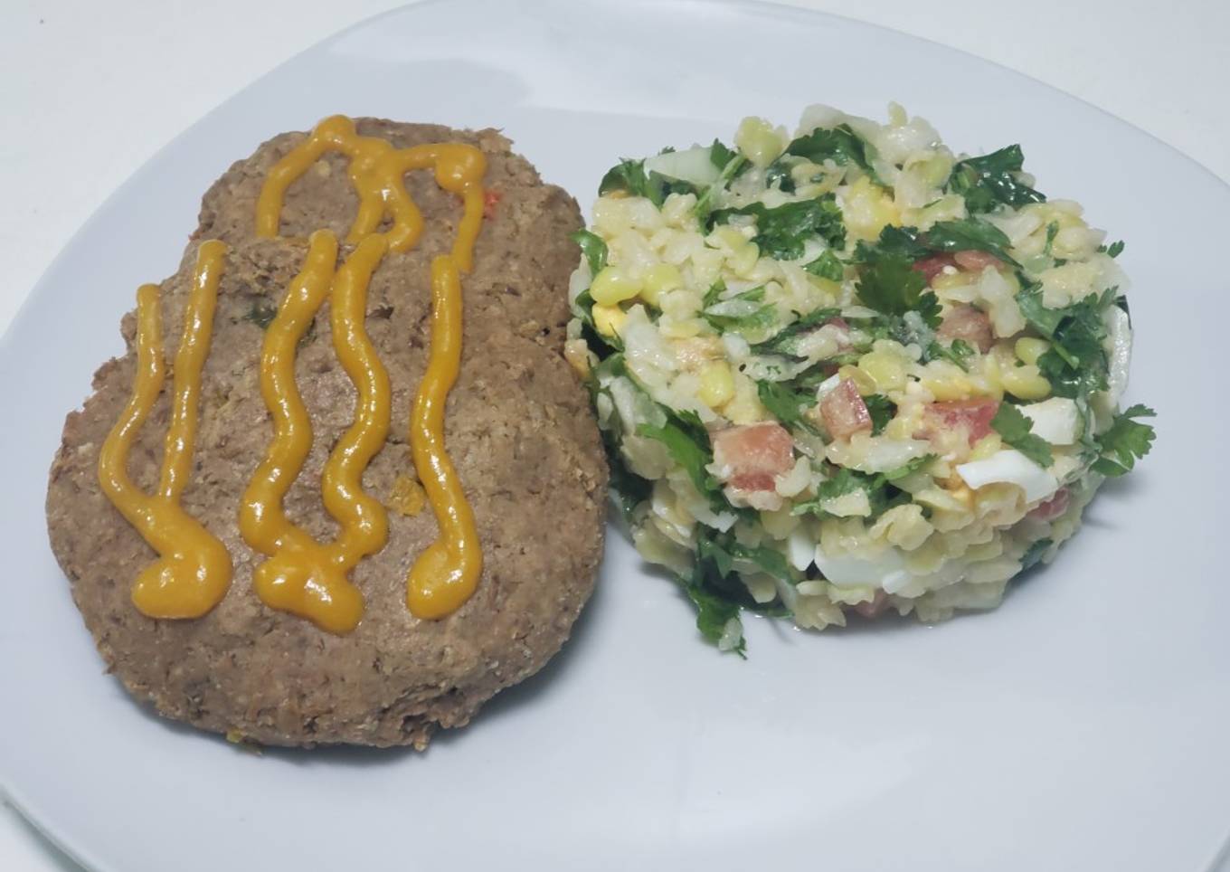 Ensalada de mote, con hamburguesas de lentejas