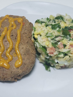 Una foto de Ensalada de mote, con hamburguesas de lentejas