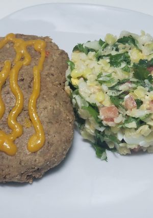 Una foto de Ensalada de mote, con hamburguesas de lentejas
