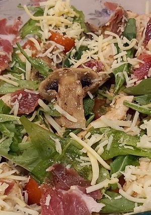 Una foto de Ensaladita con tiritas de pollo !!🤤🤤