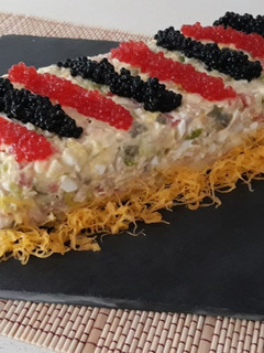 Una foto de Pastel frío de pollo y lechuga