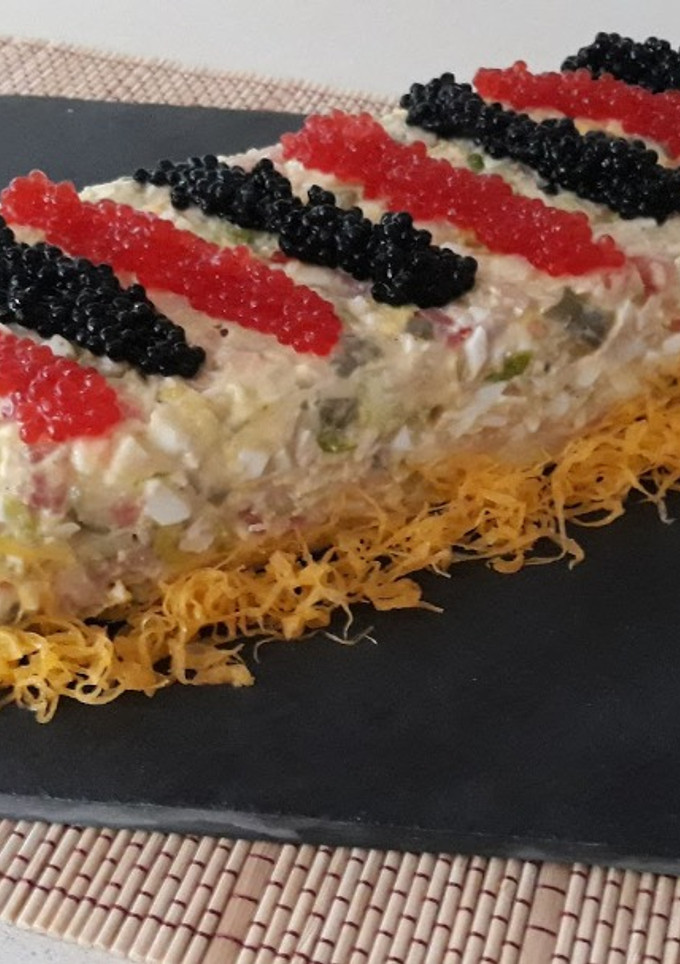 Una foto de Pastel frío de pollo y lechuga