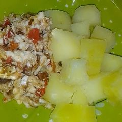 A picture of Sweet potatoes with egg sauce.