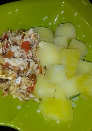 A picture of Sweet potatoes with egg sauce.