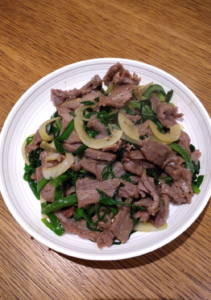 A picture of Beef with Chives.
