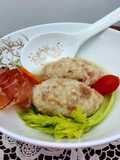 Canaderli allo speck in brodo vegetale