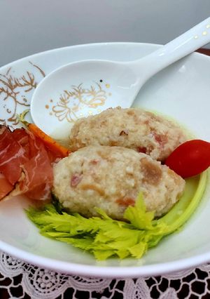 Foto di Canaderli allo speck in brodo vegetale