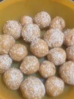 तिल ड्राई फ्रूट ग़ुड़ के लड्डू (til dry fruit gur ke ladoo recipe in Hindi) रेसिपी मुख्य फोटो