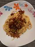 Spaghetti con zucchine, robiola e pomodori secchi