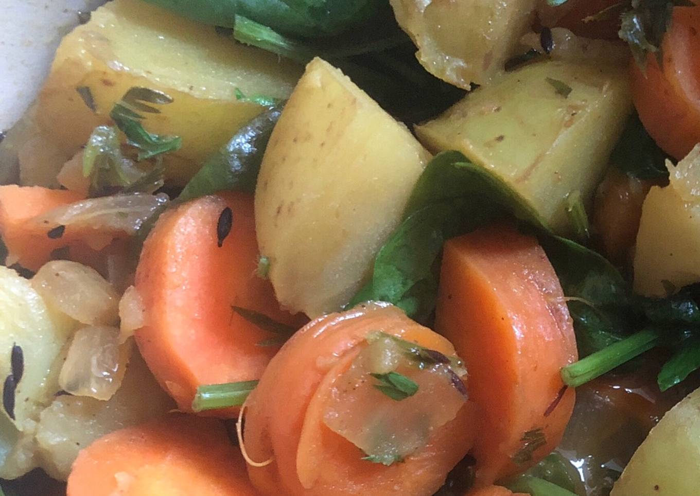 Vegetable curry with carrots, carrots, potatoes and spinach