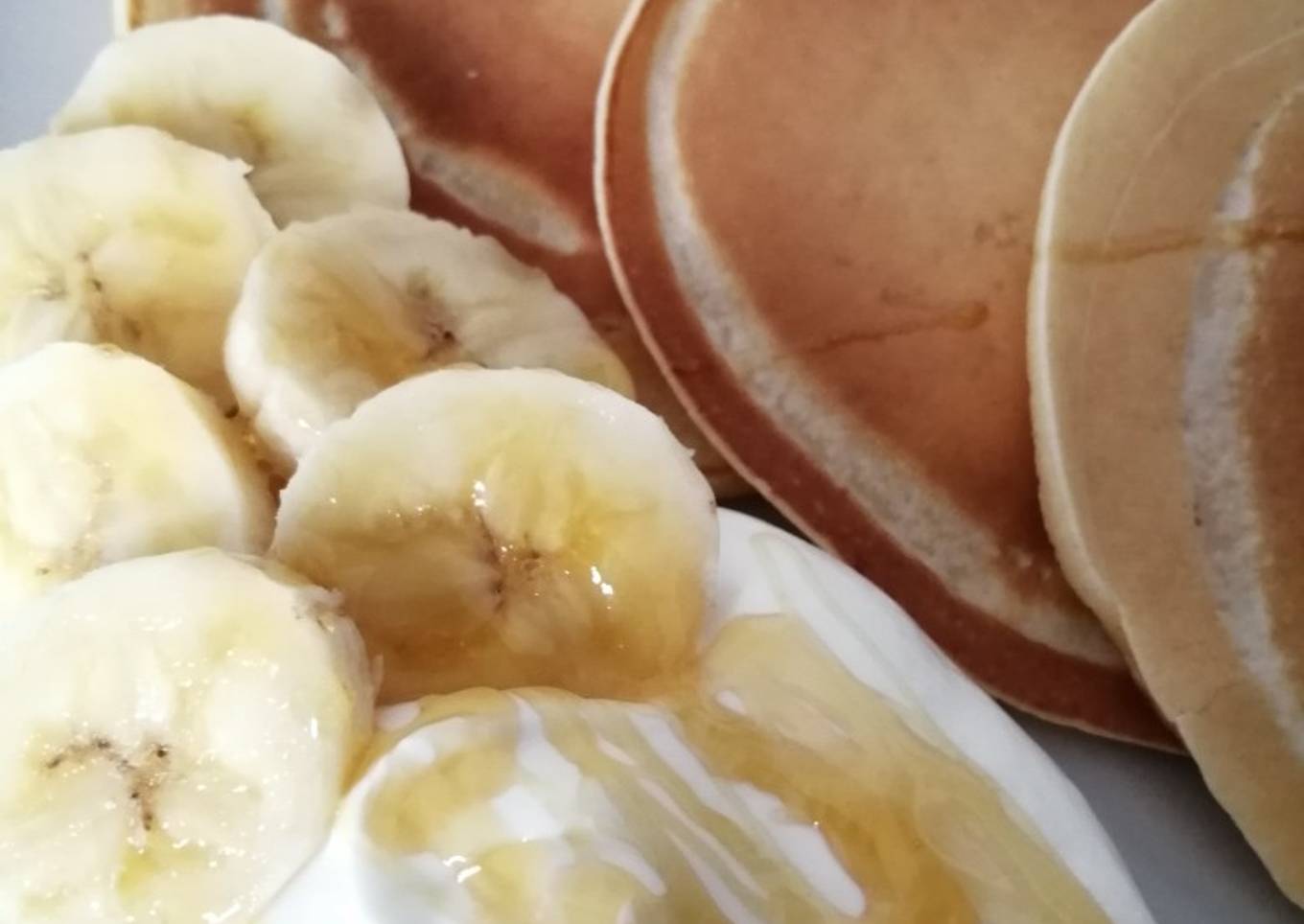 Tortitas con yogurt griego y plátano