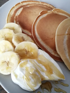 Una foto de Tortitas con yogurt griego y plátano