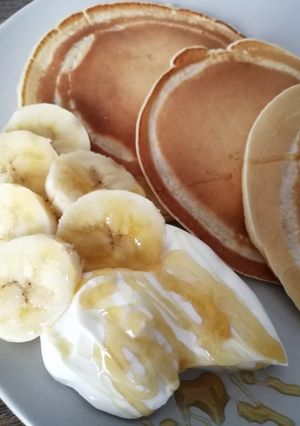 Una foto de Tortitas con yogurt griego y plátano