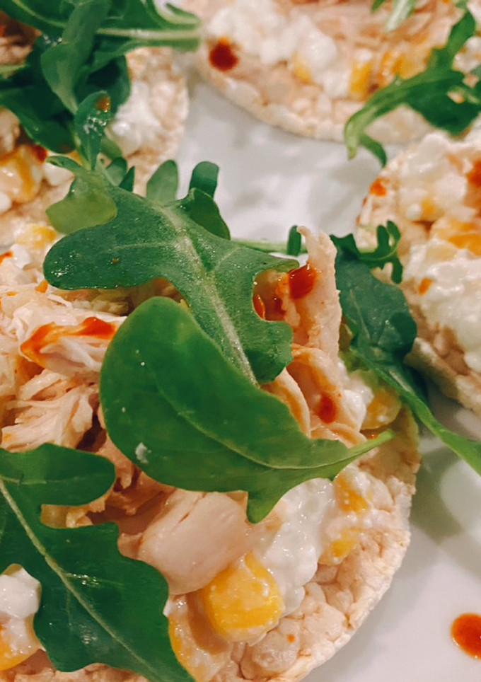 Una foto de Tortitas de arroz con pollo, maíz y queso cottage