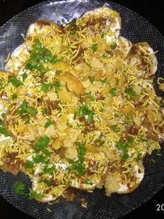 आलू पूरी चाट (Aloo Puri Chaat recipe in Hindi) रेसिपी मुख्य फोटो