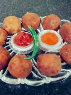 காபிசிகம் சீஸ் பால்ஸ்(capsicum cheese balls recipe in tamil) செய்முறை முக்கிய புகைப்படம்