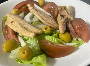 Una foto de Ensalada con filete de caballa