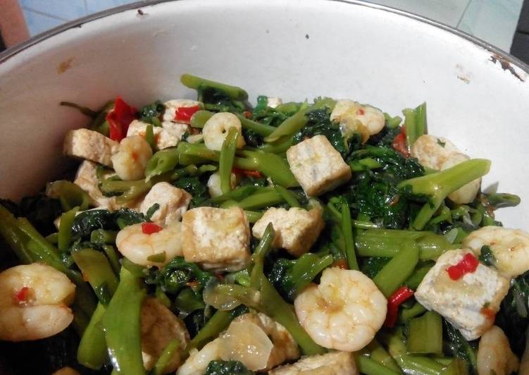 Tumis kangkung campur tahu dan udang
