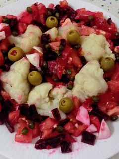 Una foto de Ensalada de coliflor y remolacha