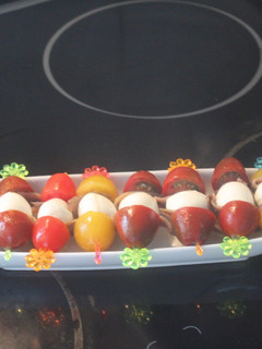 Una foto de Banderillas de mini mozzarella y anchoas con cherrys