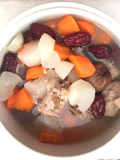 A picture of Daikon Radish And Carrot In Pork Rib Soup.