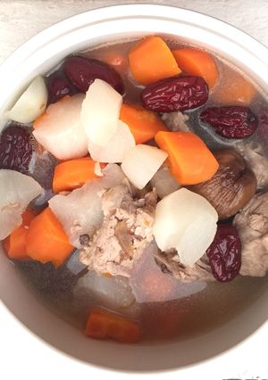 A picture of Daikon Radish And Carrot In Pork Rib Soup.