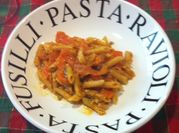 Una foto de pasta con salsa sriracha