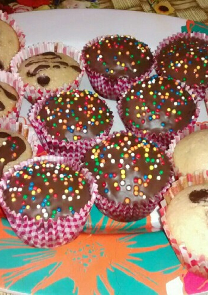 Una foto de Muffins Vainilla con chips de chocolate y Muffins de chocolate