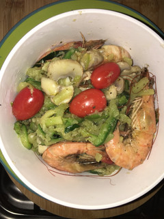 Una foto de Tallarines de Zuchinni con Langostinos