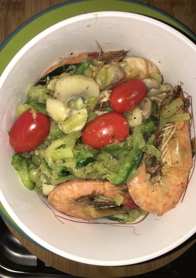 Una foto de Tallarines de Zuchinni con Langostinos