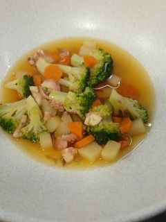 Una foto de Sopa de pulpitos y verdura