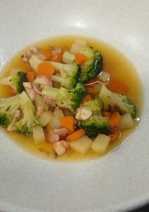 Una foto de Sopa de pulpitos y verdura