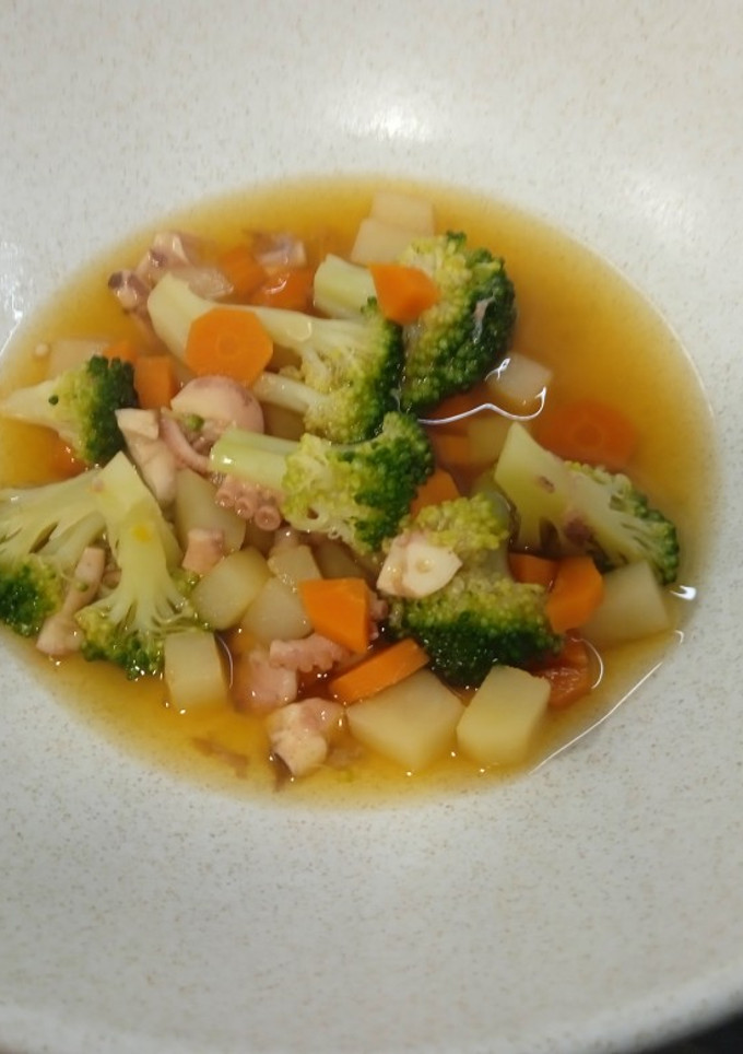 Una foto de Sopa de pulpitos y verdura