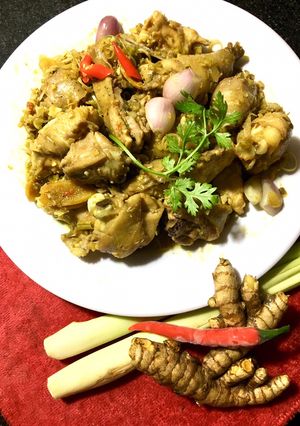 Hình của món Gà xào lăng sả nghệ.