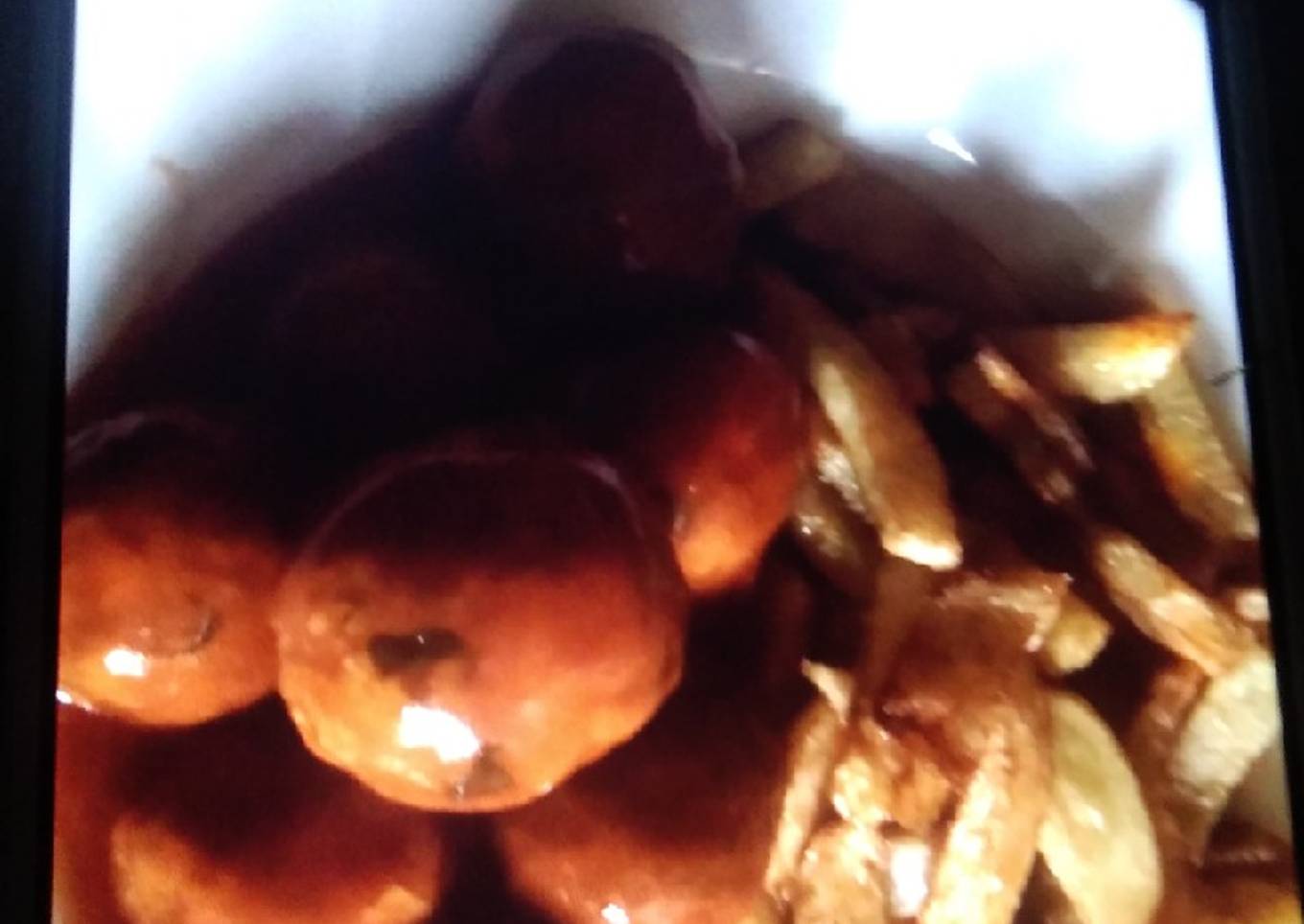 Albóndigas con tomate frito y patatas fritas