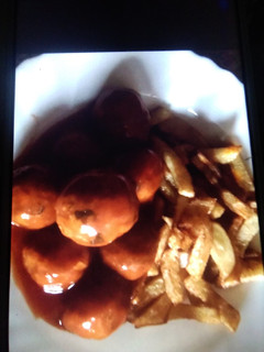 Una foto de Albóndigas con tomate frito y patatas fritas