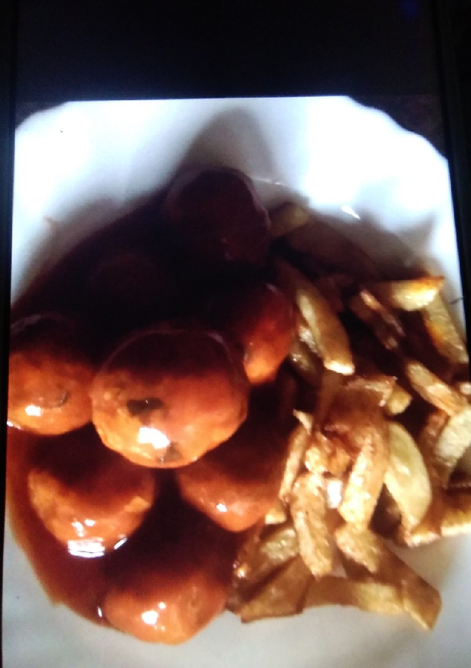 Una foto de Albóndigas con tomate frito y patatas fritas