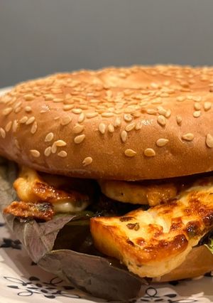 A picture of Caramelised pan fried halloumi bagel.