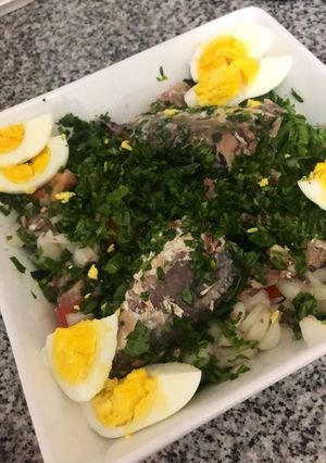 Una foto de Ensalada Viktoria, sardinas, huevos y tomates