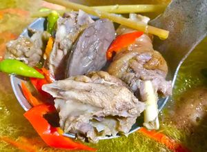 Hình của món Lẩu gà nòi lá quế ớt sừng Đà Lạt và ớt hiểm.