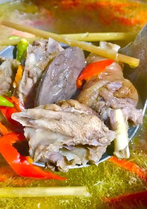 Hình của món Lẩu gà nòi lá quế ớt sừng Đà Lạt và ớt hiểm.