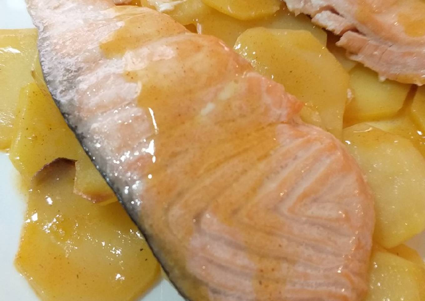 Salmón al horno con patatas
