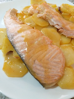 Una foto de Salmón al horno con patatas