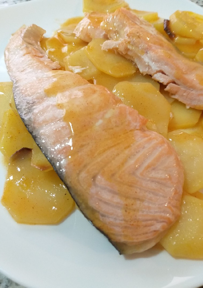 Una foto de Salmón al horno con patatas