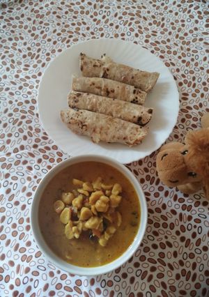 A picture of Magodi sabji with masala roti.