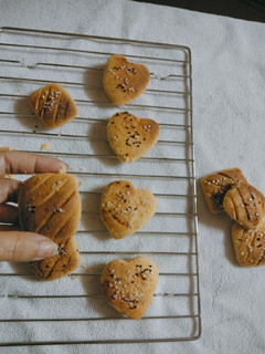 आटे के बिस्कुट (aate ke biscuit recipe in hindi) रेसिपी मुख्य फोटो