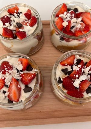 Una foto de Postre de frutillas 🍓, merengue y Dulce de leche 🎂