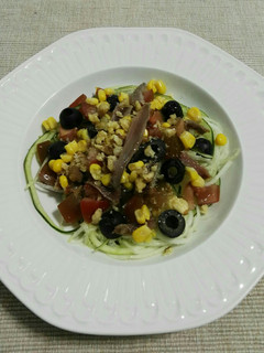 Una foto de Ensalada crujiente de calabacín, anchoa y nueces